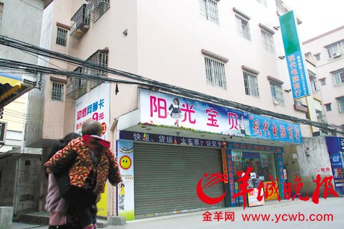 钟权桢夫妇的店铺依然大门紧闭